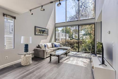 Gallery image of Sunny Suburban Getaway 4BR 3BA Condo w Pool in Denver