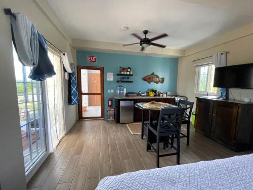 a room with a kitchen and a table with chairs at Costa Nube in Caye Caulker