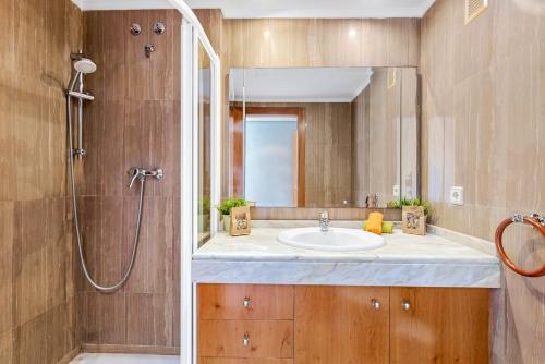 La salle de bains est pourvue d'un lavabo et d'une douche. dans l'établissement Apartment Barlovento 2 - PlusHolidays, à Calp