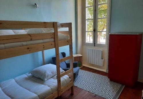 Poschodová posteľ alebo postele v izbe v ubytovaní Maison de ville avec terrasse et jardin