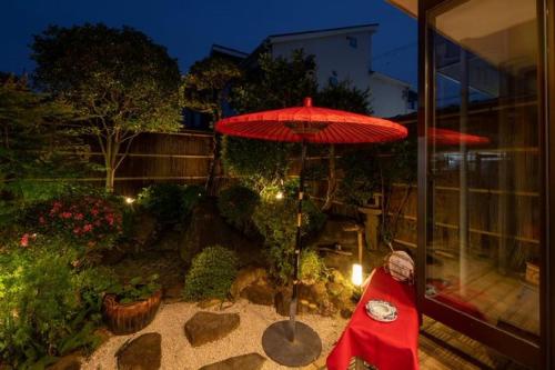 un ombrello rosso seduto sopra un patio di Gallery NICO - Vacation STAY 93284v a Yaochō
