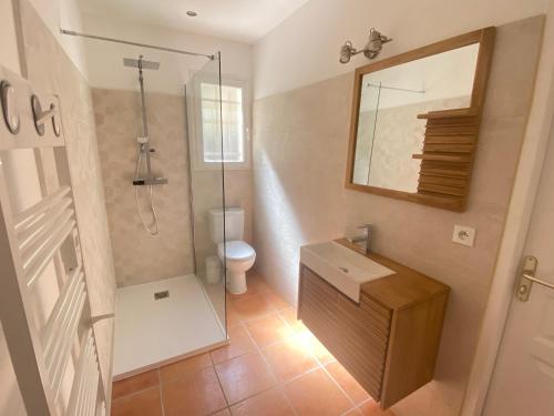 une salle de bain avec une douche, des toilettes et un lavabo dans l'établissement L’oustau, à Rochefort-du-Gard