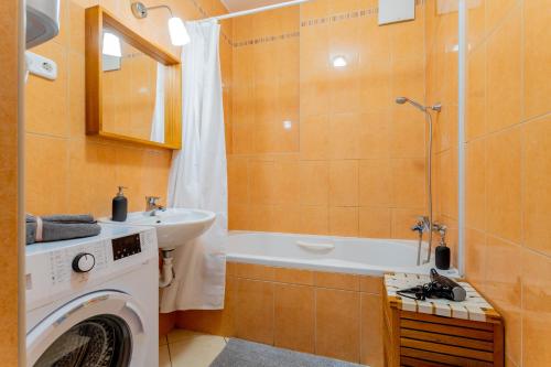 y baño con lavadora y lavamanos. en Kaz52, en Budapest