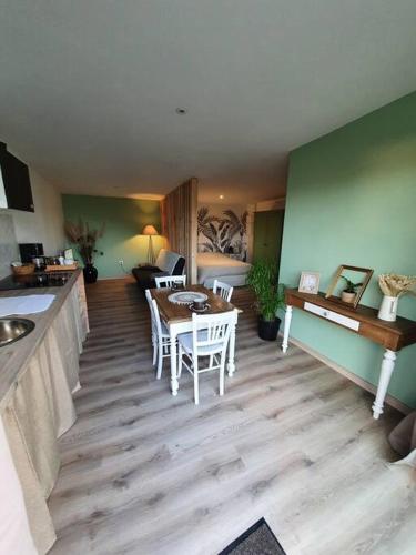 un salon avec une table et un canapé dans l'établissement Charmant appartement au calme, à Saint-Romain-la-Motte