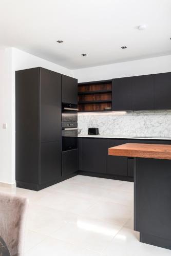 Η κουζίνα ή μικρή κουζίνα στο Modern 3BR Stylish Apartment with large Balcony - Close to St Julians and St Georges Bay