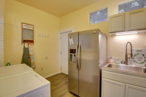 Kuchyň nebo kuchyňský kout v ubytování Walk to Dtwn Hot Springs Lazy Daze Bungalow