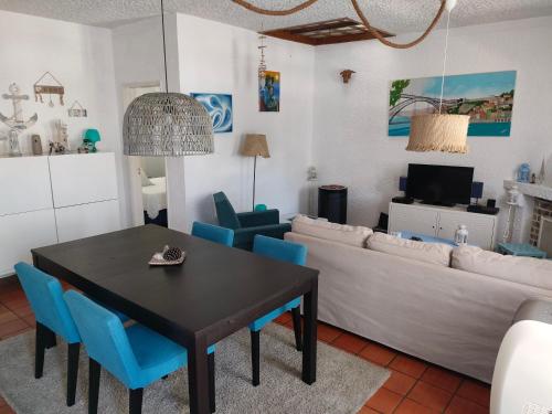 een woonkamer met een tafel en een bank bij Casa de Praia in Vila do Conde
