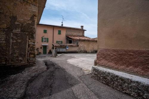an alley way with a building in the background at Casa Pastello in Valpolicella in Cavalo