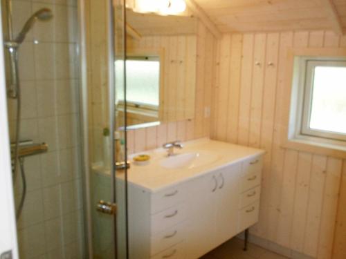 LumsåsにあるThree-Bedroom Holiday home in Nykøbing Sj 4のバスルーム(シンク、シャワー付)