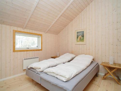 LumsåsにあるThree-Bedroom Holiday home in Nykøbing Sj 4の窓付きの白い部屋の大型ベッド1台