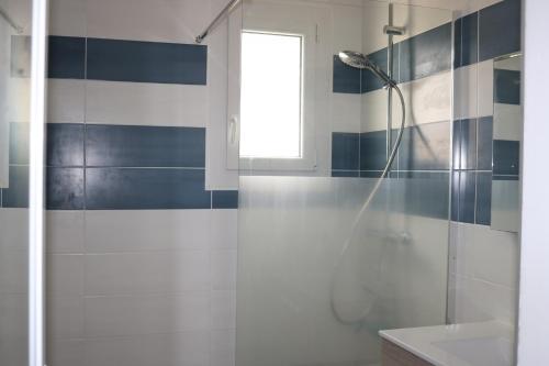 une salle de bain avec douche et lavabo dans l'établissement La petite maison a Mamy La Cotiniere, à Saint-Pierre-dʼOléron