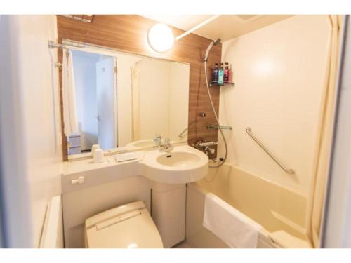 een badkamer met een toilet, een wastafel en een bad bij HOTEL LANTANA Naha Kokusai Street - Vacation STAY 65213v in Naha