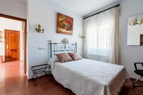 - une chambre avec un lit et une fenêtre dans l'établissement Star's House Sevilla.Con piscina,10 min de Sevilla, à Valencina de la Concepción