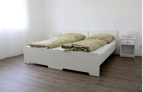 ein weißes Bett mit zwei Kissen auf einem Zimmer in der Unterkunft FeWo Rodalben Pfalz in Rodalben