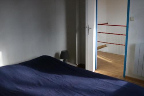 sypialnia z łóżkiem i przesuwanymi drzwiami szklanymi w obiekcie La Villa K NARD au centre de Saint Trojan w mieście Saint-Trojan-les-Bains
