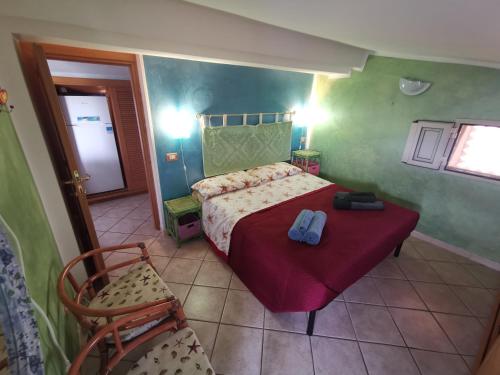a bedroom with a bed and a table and a chair at Appartamento La Terrazza al Gallo di Gallura in Santa Teresa Gallura