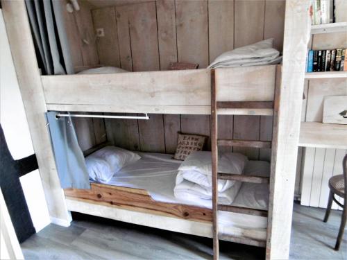 Uma ou mais camas em beliche em um quarto em Le Chai Maison de charme pour tribu joyeuse