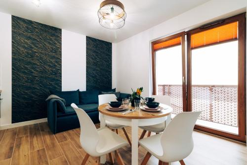 een eetkamer met een tafel en stoelen bij Apartament Marbud 2 przy Aquaparku Reda in Rumia