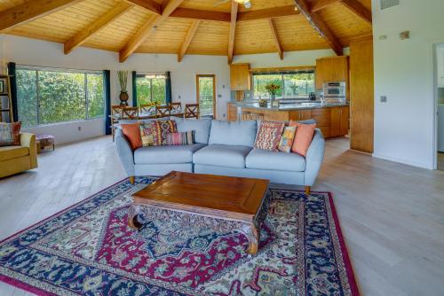 Fallbrook Home with Mountain Views Close to Hiking!にあるシーティングエリア