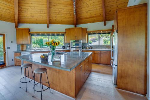 Fallbrook Home with Mountain Views Close to Hiking!にあるキッチンまたは簡易キッチン