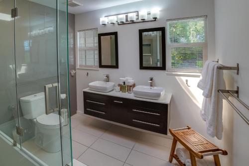 Ένα μπάνιο στο Fallbrook Home with Mountain Views Close to Hiking!