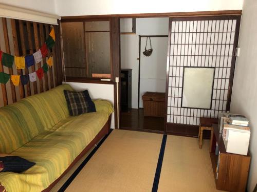 佐渡市にあるiro - Vacation STAY 15671vのリビングルーム(ソファ、鏡付)