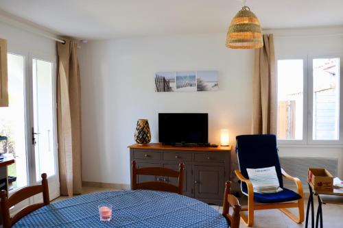 TV a/nebo společenská místnost v ubytování Villa Marine vacances sans voiture