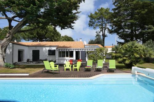 Villa con piscina y casa en La Taniere, piscine et 300m de la mer, en Saint-Georges-dʼOléron