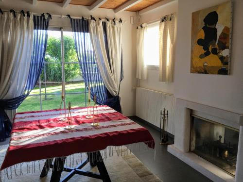 comedor con mesa y chimenea en La Taniere, piscine et 300m de la mer, en Saint-Georges-dʼOléron