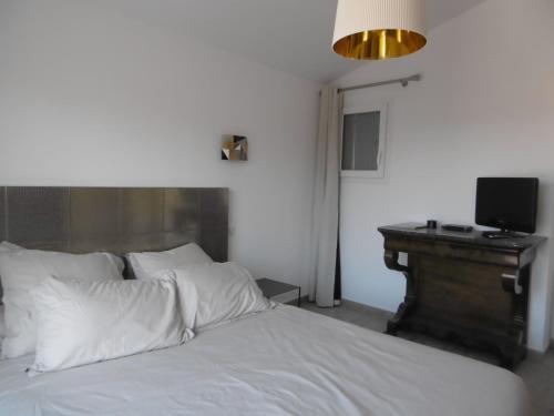 Posteľ alebo postele v izbe v ubytovaní La Brijolie 450m de la plage La Biroire