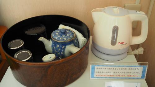 a tin with a tea pot and a blender on a counter at Kokuminshukusha Shodoshima - Vacation STAY 59346v in Ikeda