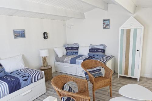 Postel nebo postele na pokoji v ubytování Villa Les Brisants -La Cotiniere- Pieds dans l eau