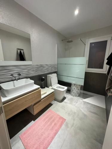a bathroom with a sink and a toilet at Casa de alquiler Moncófar Playa in Moncófar