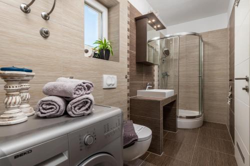Koupelna v ubytování Chiara rental Opatija, Apartment Victoria with terrace, panoramic sea view