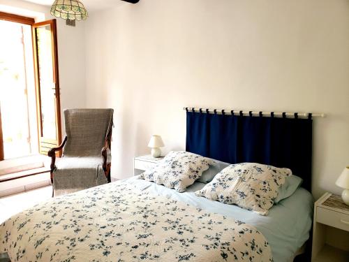 - une chambre avec un lit doté d'un rideau bleu dans l'établissement Appartement au cœur de cassis avec jardin, à Cassis