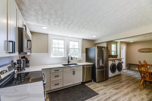eine Küche mit einer Spüle und einem Kühlschrank in der Unterkunft Williamstown Vacation Rental Private Deck and Yard in Williamstown