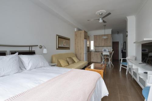 1 dormitorio con 1 cama y sala de estar en Estudio con vistas al mar en Las Canteras, en Las Palmas de Gran Canaria