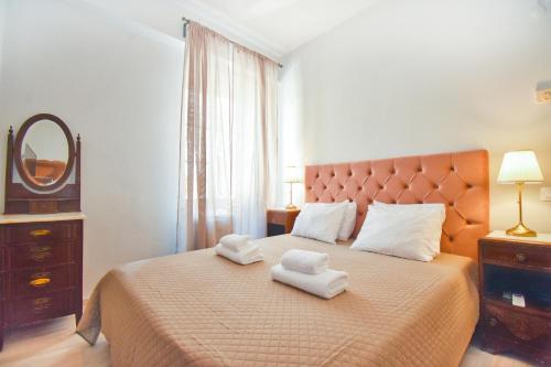 Un pat sau paturi într-o cameră la Mitropolis Old Town Apartment
