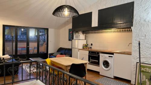 Kuchyňa alebo kuchynka v ubytovaní Duplex terrasse, Collioure