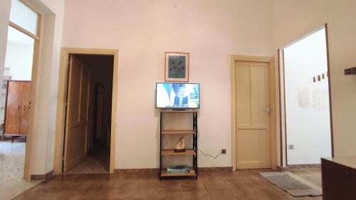 a living room with a television and a doorway at Sicilia Nica - appartamento privato a Cinisi (PA) in Cinisi