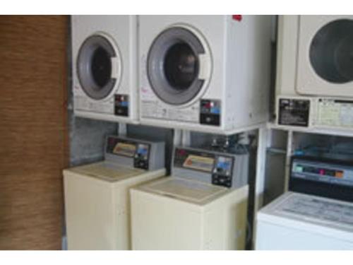 新發田市的住宿－Hotel Marui - Vacation STAY 99286v，墙上有三个洗涤器和微波炉