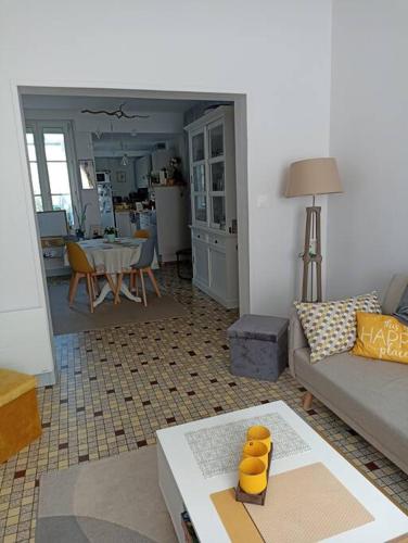 un salon avec un canapé et une table dans l'établissement B&B during the 24Hours week / Le Mans Legend, au Mans