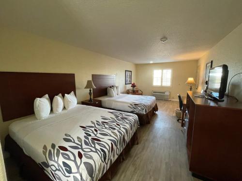 Postel nebo postele na pokoji v ubytování Kenedy Inn and Suites