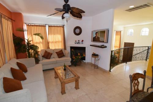 Χώρος καθιστικού στο Stunning San Felipe Sea and Golf Course View Condo - GOLF