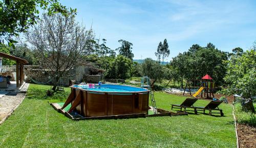 una pequeña piscina en un patio con parque infantil en Casal das Fontainhas en Alcobaça