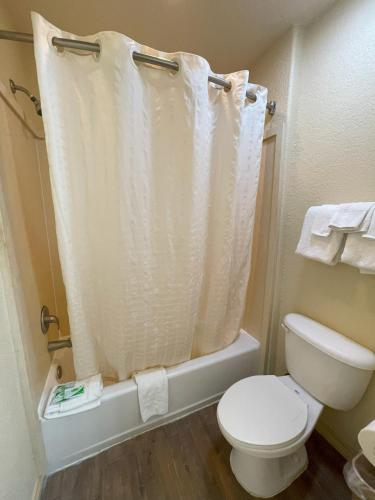 Ένα μπάνιο στο Kenedy Inn and Suites