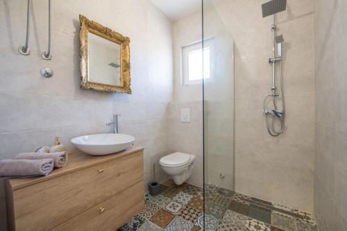 Un baño con lavabo, inodoro y ducha. en Tiny guest house in peaceful part of Međugorje, en Međugorje