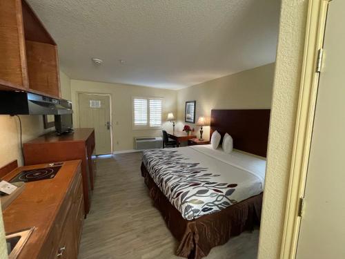 Ένα ή περισσότερα κρεβάτια σε δωμάτιο στο Kenedy Inn and Suites