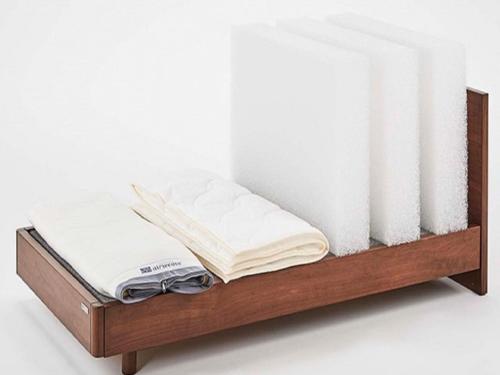 uma cama de madeira com lençóis brancos e um livro sobre ela em Japanese Auberge Plaza Ryokufu Natural Hot Spring - Vacation STAY 03265v em Shimo-orube