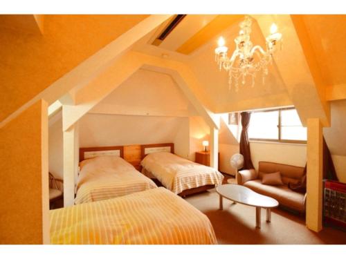 um quarto com 2 camas e um lustre em Nikko Park Lodge - Vacation STAY 15306v em Nikko